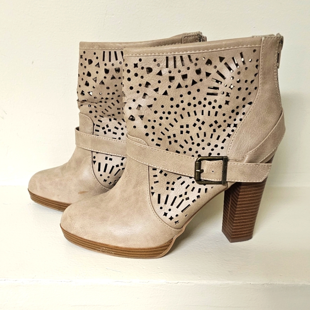 Shoedazzle size 10 Cream Cut-Out Booties